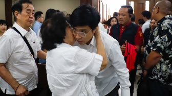 Terdakwa kasus dugaan korupsi dan tindak pidana pencucian uang (TPPU) terkait investasi MDI Venture dan BRI Ventures ke PT Tani Group Indonesia (Tanihub) Nicko Widjaja memeluk keluarganya saat datang untuk menjalani sidang lanjutan di Pengadilan Tipikor, Jakarta, Rabu (3/6/2026). [Suara.com/Alfian Winanto]