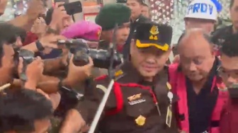Momen Unik Penahanan Dadan Cs, Satu Tersangka Tertinggal Mobil Tahanan hingga 'Dikepung' Wartawan