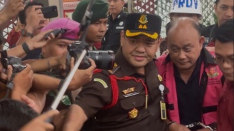 Momen Unik Penahanan Dadan Cs, Satu Tersangka Tertinggal Mobil Tahanan hingga 'Dikepung' Wartawan