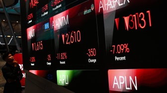 Warga mengamati layar digital pergerakan Indeks Harga Saham Gabungan (IHSG) di Bursa Efek Indonesia, Jakarta, Rabu (3/6/2026). [ANTARA FOTO/Sulthony Hasanuddin/bar]