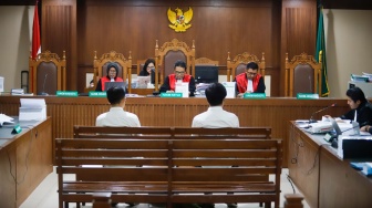 Terdakwa kasus dugaan korupsi dan tindak pidana pencucian uang (TPPU) terkait investasi MDI Venture dan BRI Ventures ke PT Tani Group Indonesia (Tanihub) William Gozali (kiri) dan Nicko Widjaja (kanan) saat menjalani sidang lanjutan di Pengadilan Tipikor, Jakarta, Rabu (3/6/2026). [Suara.com/Alfian Winanto]