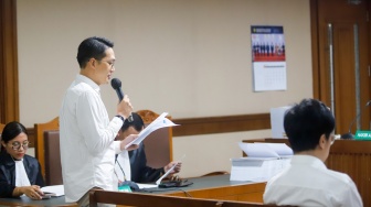 Terdakwa kasus dugaan korupsi dan tindak pidana pencucian uang (TPPU) terkait investasi MDI Venture dan BRI Ventures ke PT Tani Group Indonesia (Tanihub) William Gozali membacakan pledoinya saat menjalani sidang lanjutan di Pengadilan Tipikor, Jakarta, Rabu (3/6/2026). [Suara.com/Alfian Winanto]
