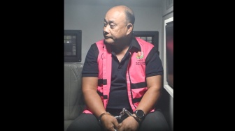 Tersangka dugaan tindak pidana korupsi tata kelola program Makan Bergizi Gratis (MBG) pada Badan Gizi Nasional (BGN) Dadan Hindayana berada di dalam mobil tahanan di Kejaksaan Agung, Jakarta, Rabu (3/6/2026). [ANTARA FOTO/M Risyal Hidayat/bar]