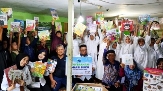 Senyum Anak-Anak Pedalaman Mendapat Ribuan Buku Baru
