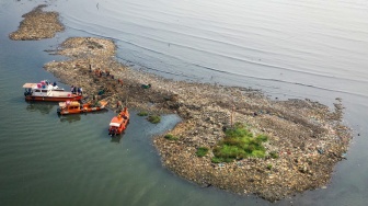 Bersih-bersih Pulau Sampah yang Muncul di Laut Jakarta