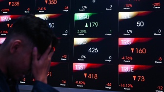 Warga melintas di depan layar digital pergerakan Indeks Harga Saham Gabungan (IHSG) di Bursa Efek Indonesia, Jakarta, Rabu (3/6/2026). [ANTARA FOTO/Sulthony Hasanuddin/bar]