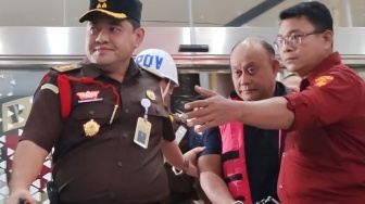 Detik-detik Eks Kepala BGN Dadan Hindayana Jadi Tersangka, Masuk Mobil Tahanan