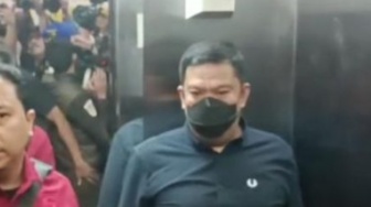 Dicecar Pertanyaan Wartawan, Iwan Tuaji Tetap Bungkam Saat Masuk Ruang Pemeriksaan