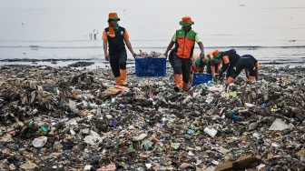 Petugas mengangkut sampah yang mengendap di perairan laut Jakarta, Rabu (3/6/2026). [ANTARA FOTO/Sulthony Hasanuddin/nz]