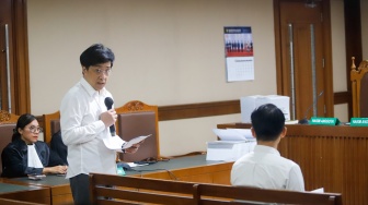 Terdakwa kasus dugaan korupsi dan tindak pidana pencucian uang (TPPU) terkait investasi MDI Venture dan BRI Ventures ke PT Tani Group Indonesia (Tanihub) Nicko Widjaja membacakan pledoinya saat menjalani sidang lanjutan di Pengadilan Tipikor, Jakarta, Rabu (3/6/2026). [Suara.com/Alfian Winanto]