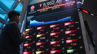 Warga mengamati layar digital pergerakan Indeks Harga Saham Gabungan (IHSG) di Bursa Efek Indonesia, Jakarta, Rabu (3/6/2026). [ANTARA FOTO/Sulthony Hasanuddin/bar]