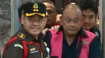 Pakai Rompi Pink dan Diborgol, Kejagung resmi Tahan Eks Kepala BGN Dadan Hindayana Cs