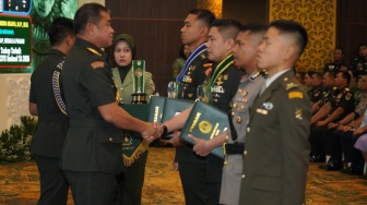 Bukan Sekadar Lulus: Letkol Teddy Sabet Penghargaan Karya Terbaik di Seskoad