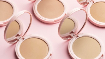 5 Bedak Padat Natural yang Menyatu dengan Warna Kulit, Hasil Flawless Tanpa Belang