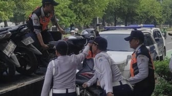 Puluhan Motor Terjaring Operasi Parkir Liar di Salemba, Trotoar Kenari Milik Pejalan Kaki Lagi