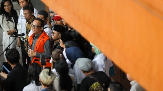 Terdakwa kasus dugaan pemerasan dalam pengurusan sertifikat Keselamatan dan Kesehatan Kerja (K3) di Kementerian Ketenagakerjaan Immanuel Ebenezer memberikan pernyataan usai mengikuti sidang putusan di Pengadilan Tipikor, Jakarta, Senin (4/6/2026). [Suara.com/Alfian Winanto]
