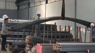 Dolar Tembus Rp18 Ribu: Harga Besi Mendidih, Pengusaha Konstruksi di Lamongan Mulai Putar Otak