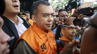 Wakil Menteri Imigrasi dan Pemasyarakatan (Imipas) Silmy Karim (tengah) berjalan dengan mengenakan rompi tahanan usai menjalani pemeriksaan di Gedung Merah Putih KPK, Jakarta, Kamis (4/6/2026). [ANTARA FOTO/Dhemas Reviyanto/app/tom]