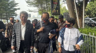 Saiful Mujani Sambangi Polda Metro Siap Klarifikasi Tuduhan Makar: Bukti di Kepala!