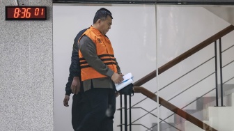 Wakil Menteri Imigrasi dan Pemasyarakatan (Imipas) Silmy Karim berjalan dengan mengenakan rompi tahanan dan tangan terborgol usai menjalani pemeriksaan di Gedung Merah Putih KPK, Jakarta, Kamis (4/6/2026). [ANTARA FOTO/Dhemas Reviyanto/app/tom]