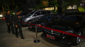 Petugas melihat sejumlah kendaraan barang bukti kasus OTT di lingkungan Direktorat Jenderal Imigrasi saat tiba di Gedung Merah Putih KPK, Jakarta, Rabu (3/6/2026). [ANTARA FOTO/Indrianto Eko Suwarso/bar]