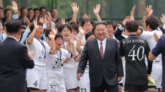 Viral! Jingkrak-jingkrak dan Tangis Pemain Klub Korut Saat Bertemu Kim Jong-un