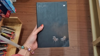 50 Cara Merayakan Luka dan Menertawakan Kehilangan di Buku Eminus Dolere