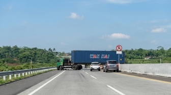 Bikin Jantungan! Manuver Ekstrem Truk Trailer Putar Balik di Tol Semarang-Solo Nyaris Picu Tabrakan