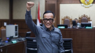 Terdakwa kasus dugaan pemerasan dalam pengurusan sertifikat Keselamatan dan Kesehatan Kerja (K3) di Kementerian Ketenagakerjaan Immanuel Ebenezer saat bersiap untuk mengikuti sidang putusan di Pengadilan Tipikor, Jakarta, Senin (4/6/2026). [Suara.com/Alfian Winanto]
