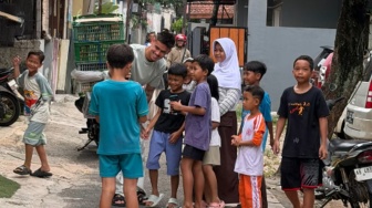 Mees Hilgers ke Lenteng Agung, Ziarah hingga Main Bola Bareng Anak-anak