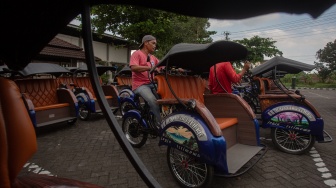 Pengemudi becak motor (bentor) mencoba becak listrik saat pelaksanaan program penghapusan bentor di Kantor UPT Pengujian Kendaraan Bermotor Dinas Perhubungan Yogyakarta, Rabu (3/6/2026). [ANTARA FOTO/Andreas Fitri Atmoko/bar]