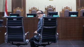 Terdakwa kasus dugaan pemerasan dalam pengurusan sertifikat Keselamatan dan Kesehatan Kerja (K3) di Kementerian Ketenagakerjaan Immanuel Ebenezer saat  mengikuti sidang putusan di Pengadilan Tipikor, Jakarta, Senin (4/6/2026). [Suara.com/Alfian Winanto]
