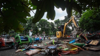 Petugas memusnahkan becak motor (bentor) saat pelaksanaan program penghapusan bentor di Kantor UPT Pengujian Kendaraan Bermotor Dinas Perhubungan Yogyakarta, Rabu (3/6/2026). [ANTARA FOTO/Andreas Fitri Atmoko/bar]