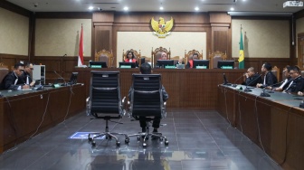 Terdakwa kasus dugaan pemerasan dalam pengurusan sertifikat Keselamatan dan Kesehatan Kerja (K3) di Kementerian Ketenagakerjaan Immanuel Ebenezer saat  mengikuti sidang putusan di Pengadilan Tipikor, Jakarta, Senin (4/6/2026). [Suara.com/Alfian Winanto]
