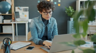 Menakar Tren Slash Career: Alasan Gen Z Tak Cukup Punya Satu Profesi