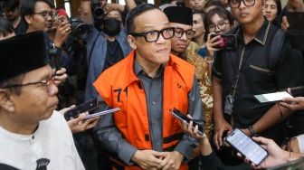 Terdakwa kasus dugaan pemerasan dalam pengurusan sertifikat Keselamatan dan Kesehatan Kerja (K3) di Kementerian Ketenagakerjaan Immanuel Ebenezer saat datang untuk mengikuti sidang putusan di Pengadilan Tipikor, Jakarta, Senin (4/6/2026). [Suara.com/Alfian Winanto]
