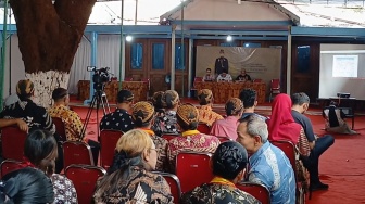 Duh! PB XIV Hangabehi dan PB XIV Purboyo Gelar Kirab Pusaka 1 Suro di Hari yang Sama