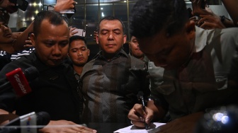 Wakil Menteri Imigrasi dan Pemasyarakatan Silmy Karim (tengah) tiba untuk menjalani pemeriksaan di Gedung Merah Putih KPK, Jakarta, Rabu (3/6/2026). [ANTARA FOTO/Indrianto Eko Suwarso/rwa]
