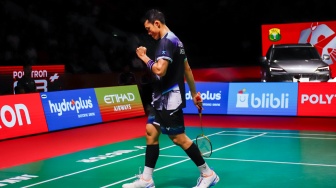Pebulu tangkis tunggal putra Indonesia Jonatan Christie saat melawan tunggal putra Jepang Yushi Tanaka pada babak 8 besar Polytron Indonesia Open 2026 di Istora Senayan, Jakarta, Jumat (5/6/2026). [Suara.com/Alfian Winanto]
