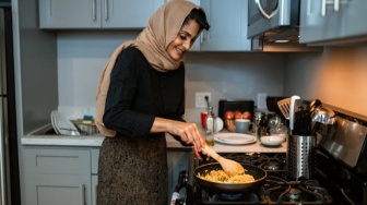 Kenapa Gen Z Makin Jarang Memasak? Ini Dampak Tersembunyi di Baliknya