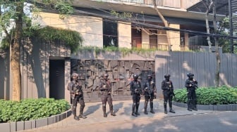 Dijaga Ketat Brimob Bersenjata Laras Panjang, Rumah Silmy Karim Masih Digeledah KPK Sore Ini