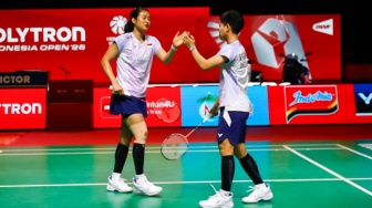 Pebulu tangkis ganda putri Indonesia Amallia Cahaya Pratiwi (kiri) dan Siti Fadia Silva Ramadhanti (kanan) saat melawan ganda putri Jepang Yuki Fukushima dan Mayu Matsumoto China pada babak 8 besar Polytron Indonesia Open 2026 di Istora Senayan, Jakarta, Jumat (5/6/2026). [Suara.com/Alfian Winanto]
