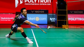 Pebulu tangkis tunggal putra Indonesia Jonatan Christie saat melawan tunggal putra Jepang Yushi Tanaka pada babak 8 besar Polytron Indonesia Open 2026 di Istora Senayan, Jakarta, Jumat (5/6/2026). [Suara.com/Alfian Winanto]