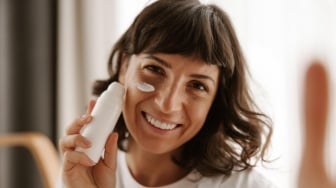 5 Moisturizer Lokal Terbaik untuk Usia 40 Tahun ke Atas menurut Review dan Harga