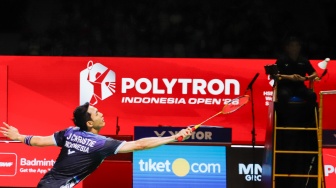 Pebulu tangkis tunggal putra Indonesia Jonatan Christie saat melawan tunggal putra Jepang Yushi Tanaka pada babak 8 besar Polytron Indonesia Open 2026 di Istora Senayan, Jakarta, Jumat (5/6/2026). [Suara.com/Alfian Winanto]