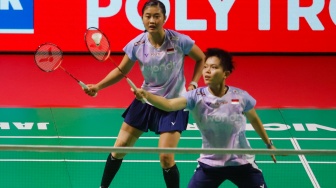 Pebulu tangkis ganda putri Indonesia Amallia Cahaya Pratiwi (kiri) dan Siti Fadia Silva Ramadhanti (kanan) saat melawan ganda putri Jepang Yuki Fukushima dan Mayu Matsumoto China pada babak 8 besar Polytron Indonesia Open 2026 di Istora Senayan, Jakarta, Jumat (5/6/2026). [Suara.com/Alfian Winanto]
