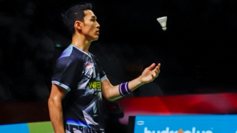 Pebulu tangkis tunggal putra Indonesia Jonatan Christie saat melawan tunggal putra Jepang Yushi Tanaka pada babak 8 besar Polytron Indonesia Open 2026 di Istora Senayan, Jakarta, Jumat (5/6/2026). [Suara.com/Alfian Winanto]