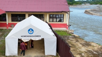 Foto udara sejumlah siswa Sekolah Dasar Negeri (SDN) Alue Lhok mengikuti ujian di tenda darurat, di Desa Jambak, Kecamatan Pante Ceureumen, Aceh Barat, Aceh, Jumat (5/6/2026). [ANTARA FOTO/Syifa Yulinnas/kye]
