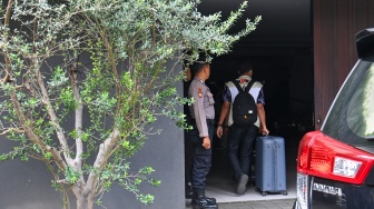 Penyidik KPK mendatangi rumah mantan Wakil Menteri Imigrasi dan Pemasyarakatan Silmy Karim di kawasan Brawijaya, Kebayoran Baru, Jakarta Selatan, Jumat (5/6/2026). [ANTARA FOTO/Indrianto Eko Suwarso/kye]