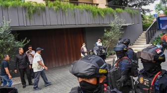 Penyidik KPK mendatangi rumah mantan Wakil Menteri Imigrasi dan Pemasyarakatan Silmy Karim di kawasan Brawijaya, Kebayoran Baru, Jakarta Selatan, Jumat (5/6/2026). [ANTARA FOTO/Indrianto Eko Suwarso/kye]